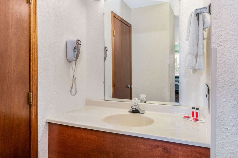 Bathroom 4, Super 8 by Wyndham Goodland, Sherman