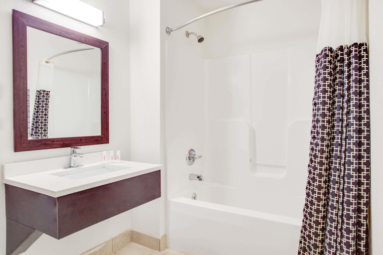 Bathroom 4, Super 8 by Wyndham Dalton, Whitfield