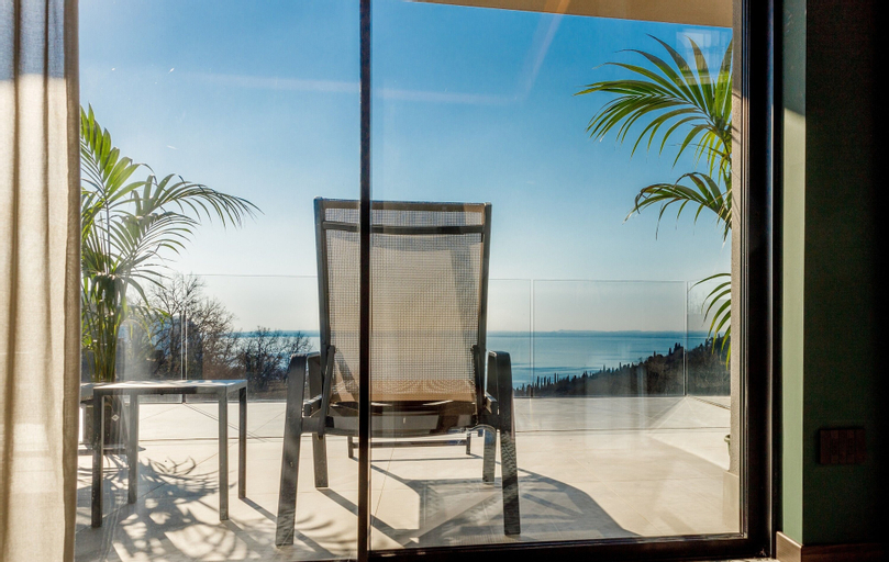 Exterior & Views 17