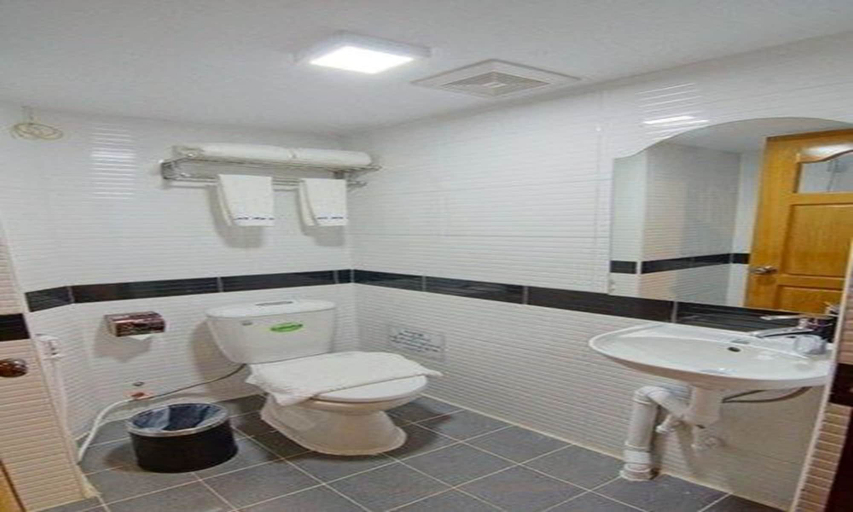 Bathroom, Palace View Hotel, Mandalay