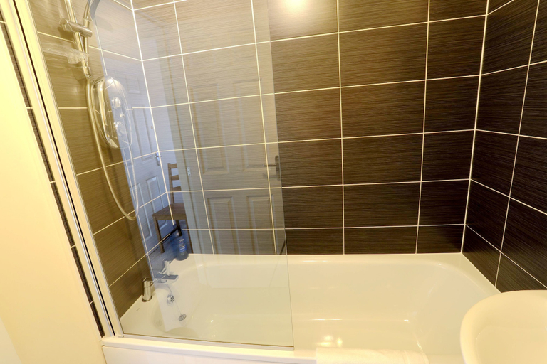 Bathroom 3, Birmingham Airport/NEC Beauty Homebase, Solihull