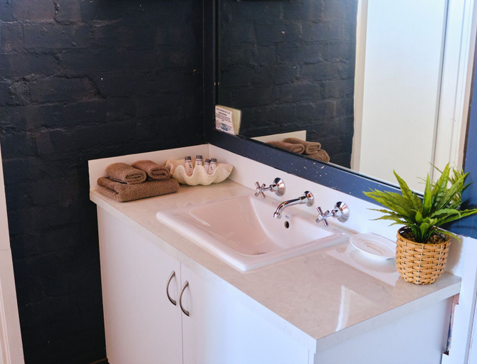 Bathroom 4, Mallacoota Hotel Motel, E. Gippsland - Orbost