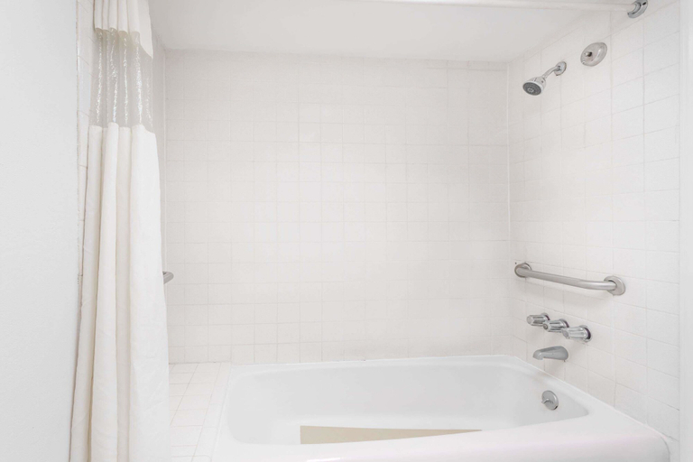 Bathroom 3, Howard Johnson by Wyndham Commerce GA, Banks