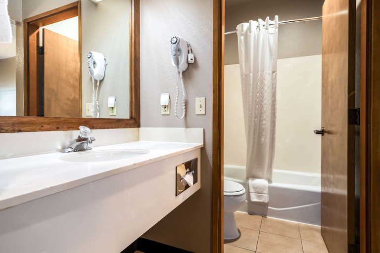 Bathroom 4, Quality Inn & Suites Bainbridge Island, Kitsap