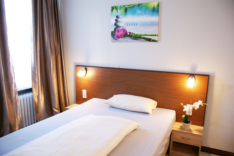 Bedroom 2, Bahn Hotel, Düsseldorf