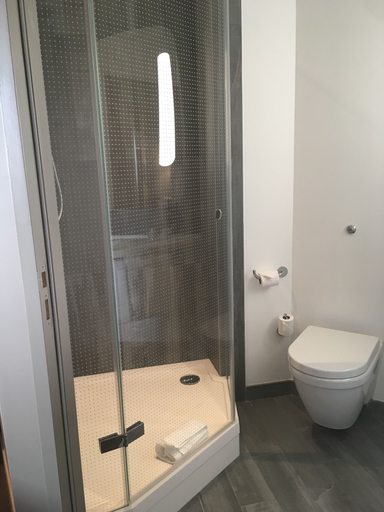 Bathroom 5, ibis Niort Est Mendes France, Deux-Sèvres