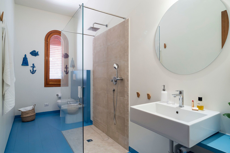 Bathroom 5, Baia del Riccio, Syracuse