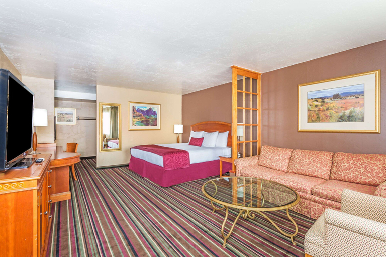 Bedroom 3, Days Inn & Suites by Wyndham Logan, Cache