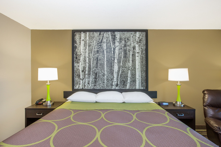 Bedroom 3, Super 8 by Wyndham Brookings, Brookings