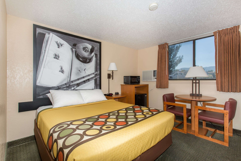Bedroom 3, Super 8 by Wyndham Casper West by the River, Natrona