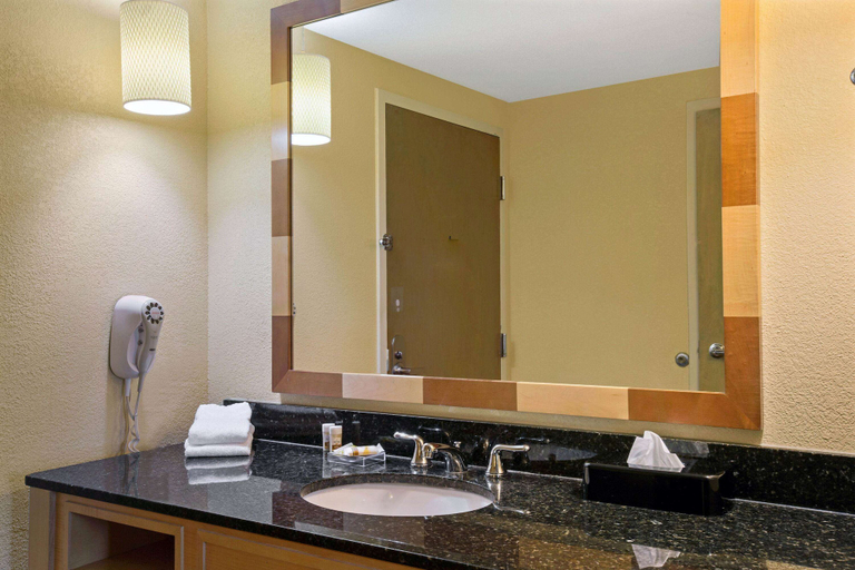 Bathroom 4, La Quinta Inn & Suites by Wyndham Sunrise, Broward