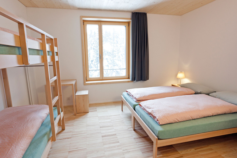Bedroom 4, Youth Hostel St. Moritz, Maloja