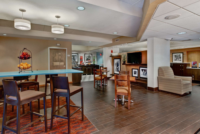 Food & Drinks 5, Hampton Inn by Hilton Milwaukee Northwest, Milwaukee