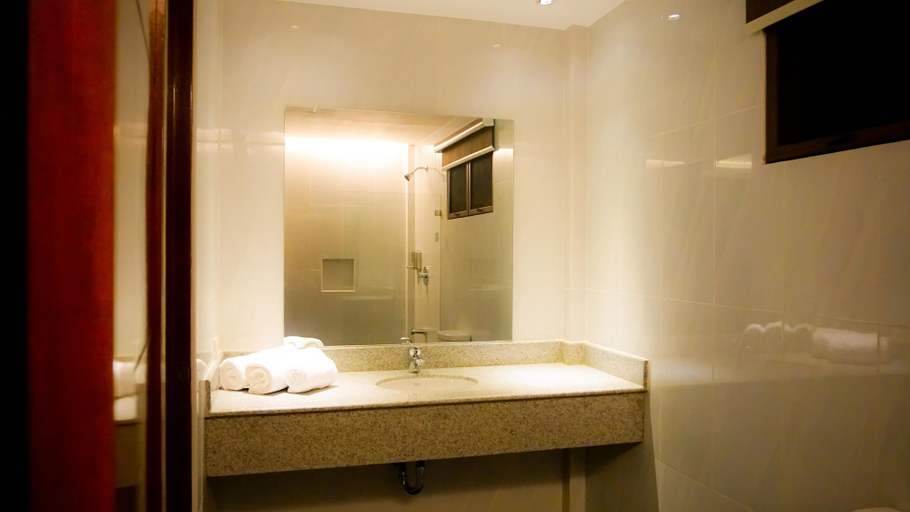 Bathroom 5, Alona de Tropicana Resort, Panglao