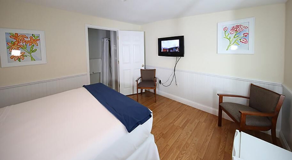 Bedroom 4, Colonial Inn in Harbor Springs, Emmet