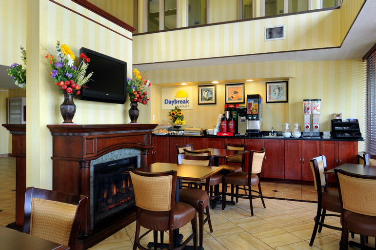 Food & Drinks 5, Days Inn by Wyndham Utica, Oneida