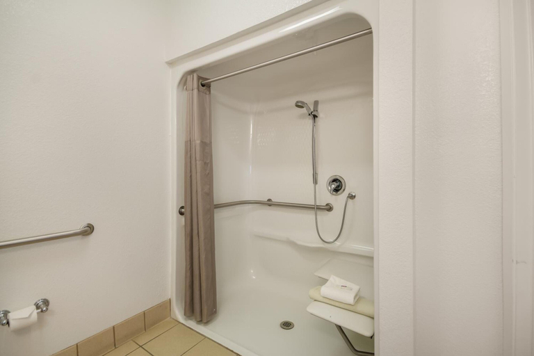 Bathroom 5, Howard Johnson by Wyndham Lemoore Near Naval Air Station, Kings