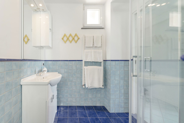 Bathroom 2, Marina Grande - Gioia Apartments, Napoli