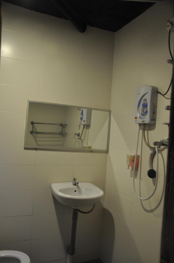 Bathroom 5, Joe Fisherman Inn, Manjung