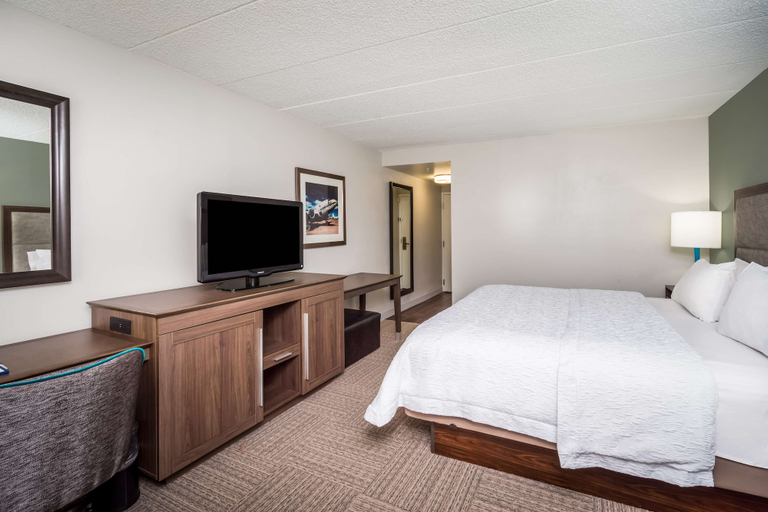 Bedroom 3, Hampton Inn Dover, Kent