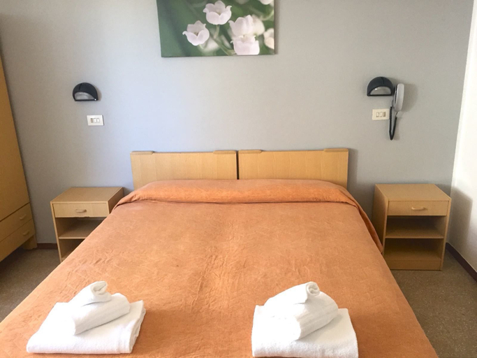 Bedroom 3, Hotel Ausonia, Rimini