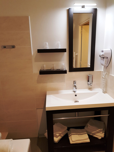 Bathroom 3, Auberge de la Baie, Manche