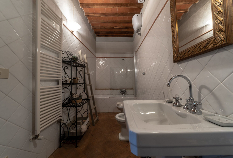 Bathroom 5, Borgo Argenina, Siena