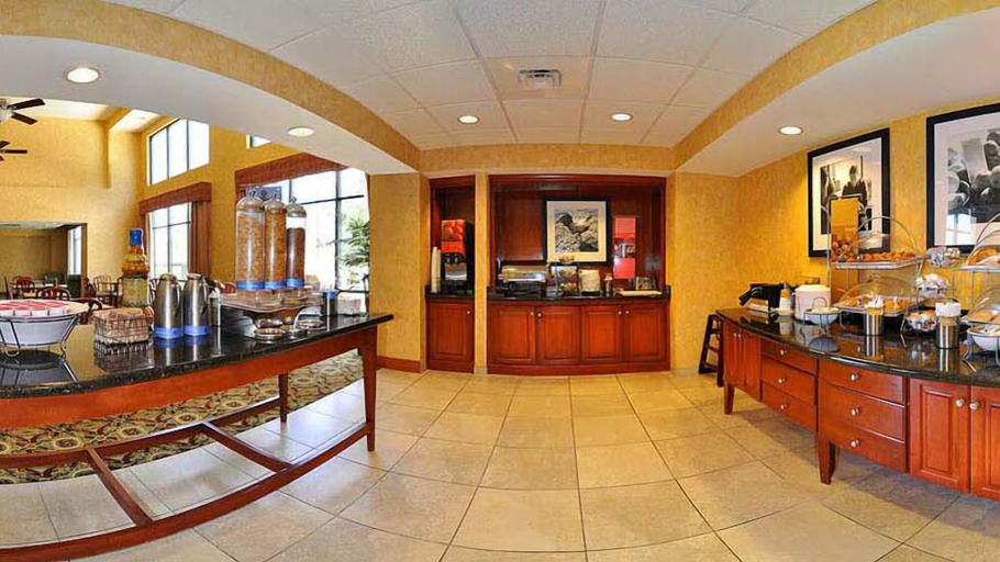 Food & Drinks 5, Hampton Inn Quincy, Gadsden