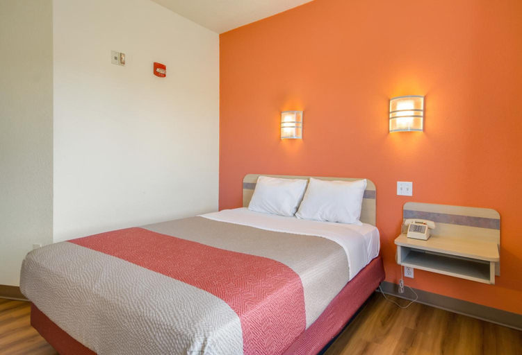 Bedroom 4, Howard Johnson by Wyndham Lemoore Near Naval Air Station, Kings