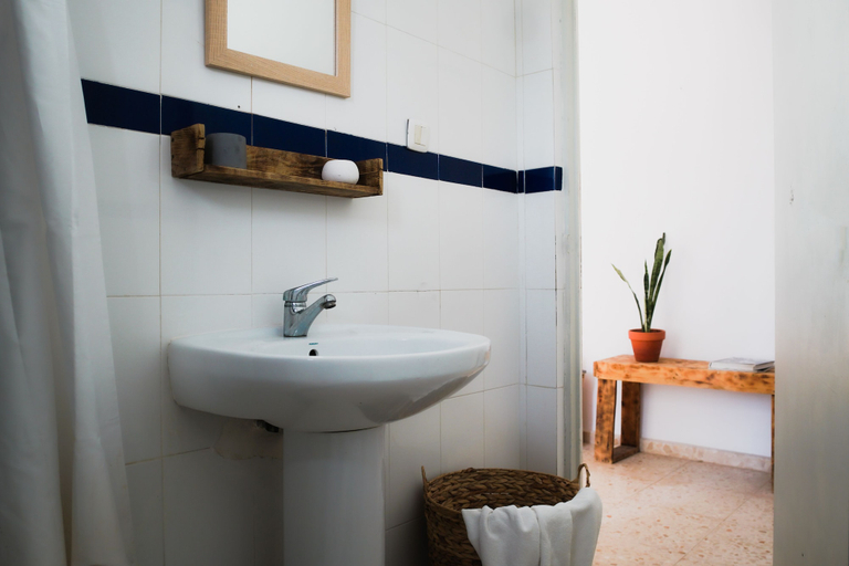 Bathroom 3, La Posada de Trafalgar, Cádiz