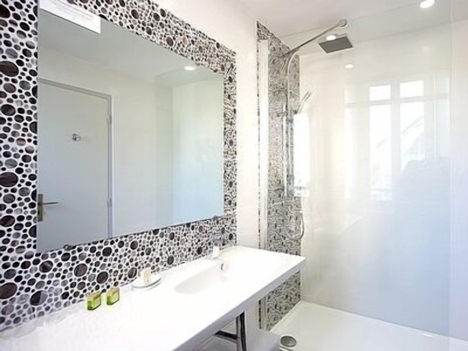 Bathroom 5, Logis Hotel Nougier, Creuse