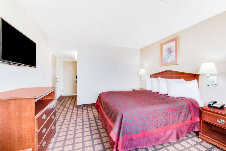 Bedroom 3, Days Inn & Suites by Wyndham Laredo, Webb
