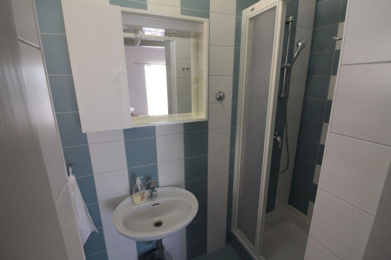 Bathroom 3, Studios & Rooms Fiesta, Novalja