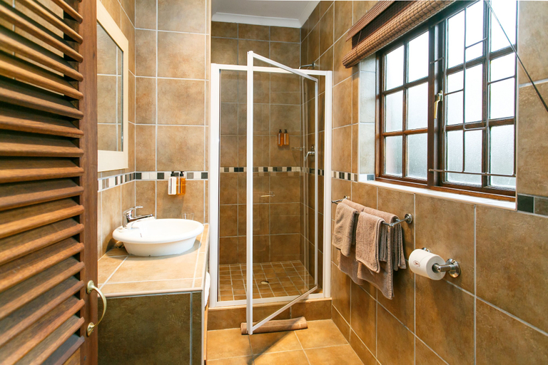Bathroom 4, Gumtree Guest House, Eden