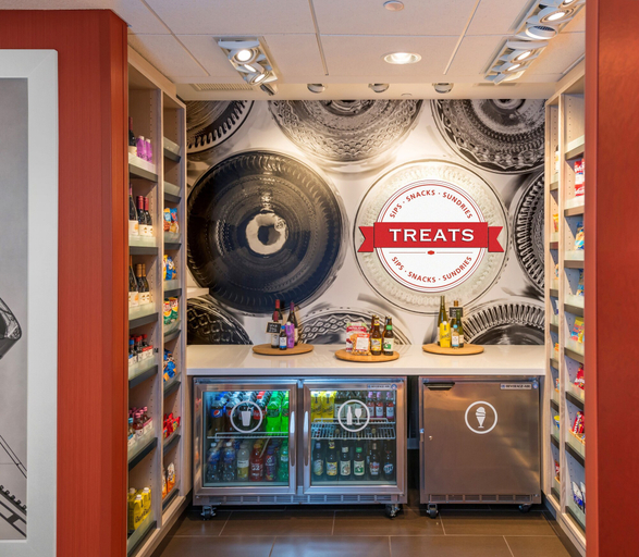 Food & Drinks 4, Hampton Inn by Hilton Milwaukee Northwest, Milwaukee