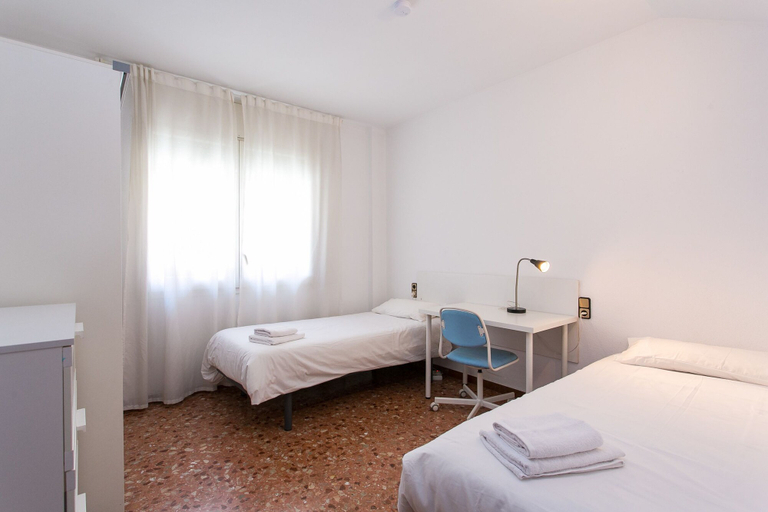 Bedroom 3, Spacious & Quiet 4 Bedroom Apartment, Barcelona