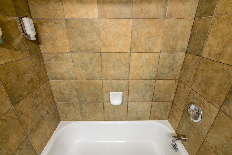 Bathroom 5, Ramada by Wyndham Thunder Bay Airlane Hotel, Thunder Bay