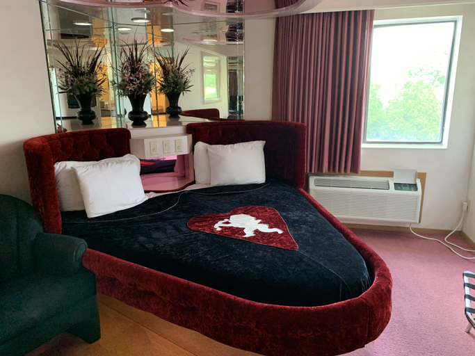 Bedroom 2, Designer Inn & Suites, Tama