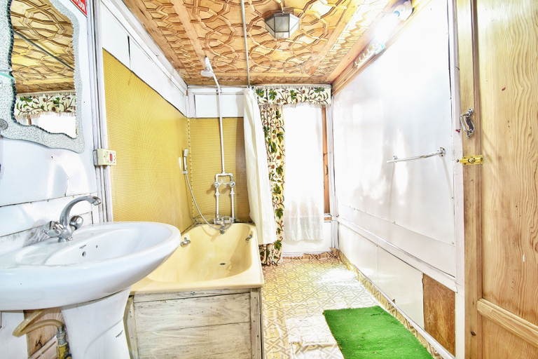 Bathroom 3, Houseboat Zaindari Palace, Srinagar