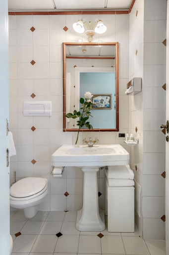 Bathroom 4, Hotel Franceschi, Lucca