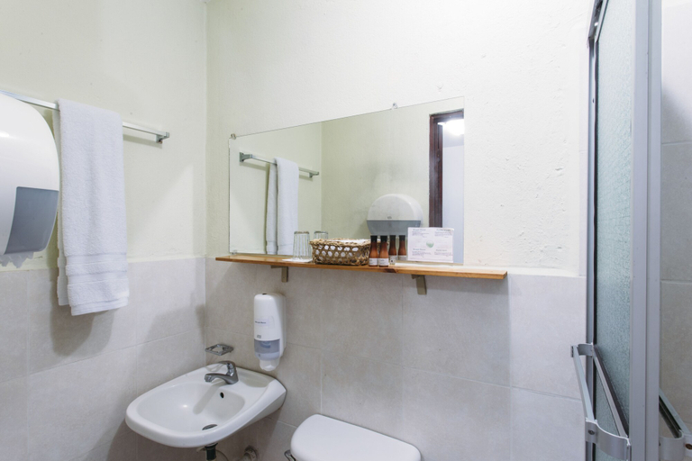 Bathroom 4, Morrison Hotel San Salvador, San Salvador