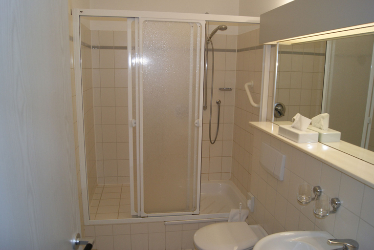 Bathroom 4, Hotel Landhaus Schieder, Lippe