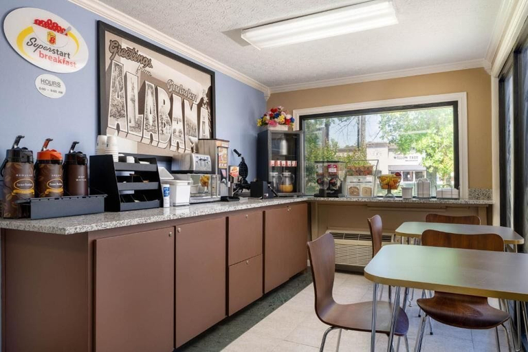 Food & Drinks 5, Super 8 By Wyndham Gadsden Al, Etowah