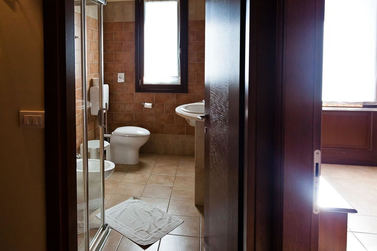 Bathroom 4, Olistella, Udine