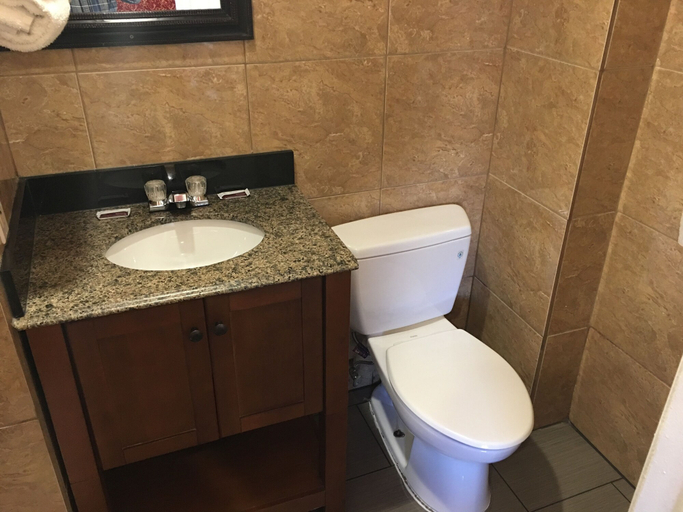 Bathroom 5, Harris Motel, Alameda