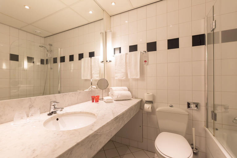 Bathroom 4, Leonardo Hotel Lelystad City Center, Lelystad