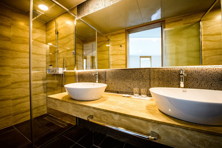Bathroom 5, Gloucester Hotel Hamdeok, Jeju