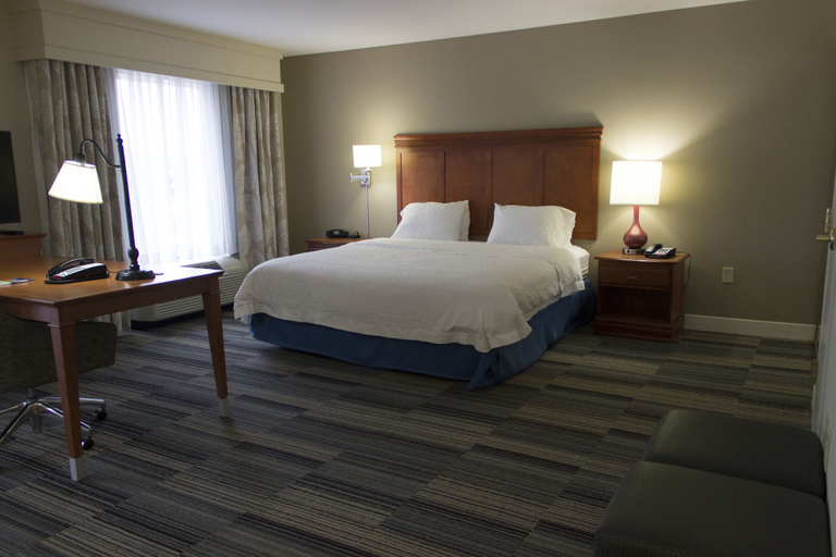 Bedroom 3, Hampton Inn & Suites Davenport, Scott