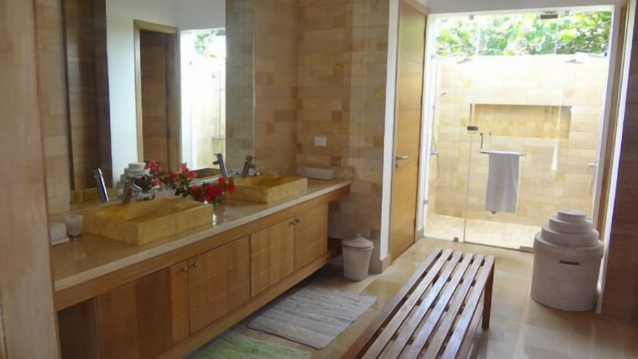 Bathroom 4, Tortuga C46, Salvaleon de Higuey
