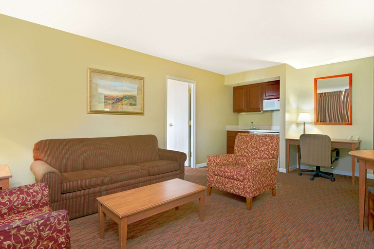 Bedroom 4, Days Inn and Suites by Wyndham St. Louis/Westport Plaza, Saint Louis